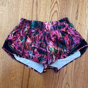 NWOT Lululemon Hotty Hot Short 2.5”